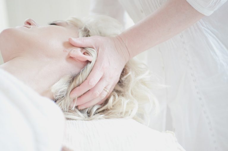 massaggio-cervicale-massaggio-al-collo-benessere-relax-masssaggi-trattamenti-benessere-cura-della-persona-hydrangea-spa-fiuggi-terme