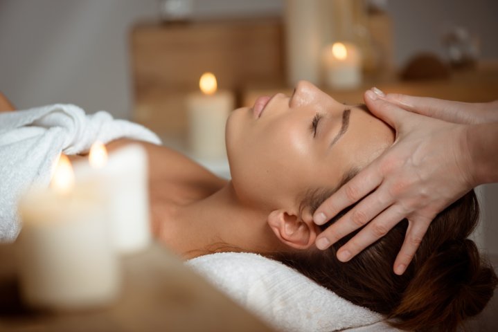 giovane-donna-che-ha-massaggio-viso-rilassante-nel-salone-spa-massaggio-viso-trattamento-viso-skin-trattamenti-tratment-face-massaggio-massage-benessere-relax-fiuggi-terme-rilassarsi